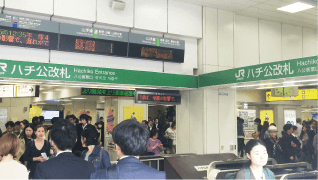 渋谷駅ハチ公改札を出ます